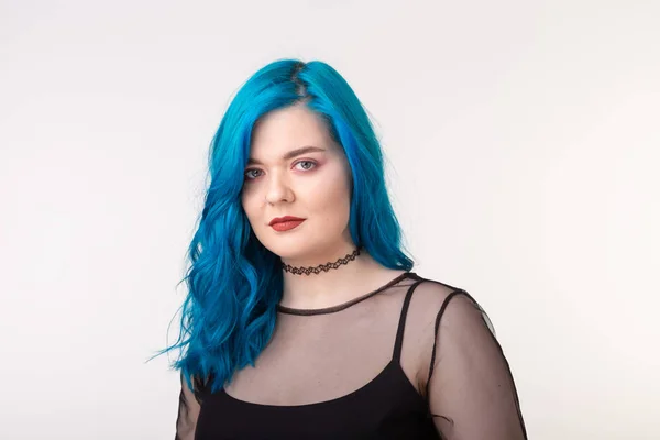 Pessoas e conceito de moda - Mulher bonita com cabelo azul posando sobre fundo branco — Fotografia de Stock