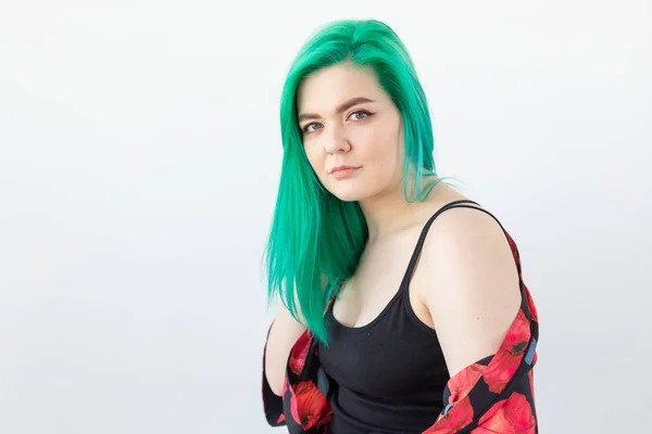 Kadeřnický styl, mládí, barvení vlasů, módní a stylování-Mladá krásná žena se zelenými vlasy na bílém pozadí s prostorem pro kopírování — Stock fotografie