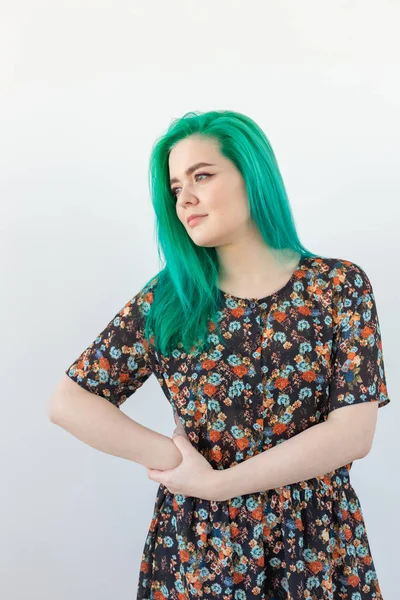 Moda, coloração de cabelo e conceito de pessoas - Retrato de menina bonita com cabelo verde em um fundo branco — Fotografia de Stock