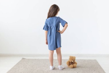 model, terzi, tasarımcı, insan kavramı - beyaz arka plan üzerinde mavi elbiseli çocuk kız