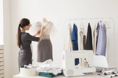 Terzi, teknolojiler, moda tasarımcısı ve terzi kavramı - onun galeride çalışan genç kadın moda tasarımcısı
