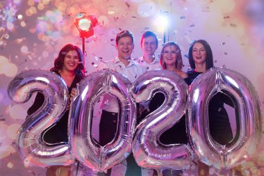 Parti, insanlar ve yeni yıl tatili kavramı - kadın ve erkek yeni yıl arifesinde kutluyor 2020
