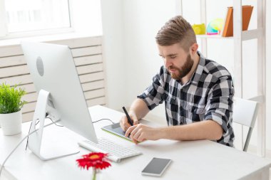 Illustrator, grafik tasarımcı, animatör ve sanatçı kavramı - güzel kırmızı saç ve gözlük dizüstü çizim ile yaratıcısı adam