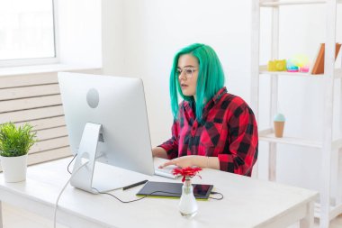 Illustrator, grafik tasarımcı, animatör ve sanatçı kavramı - güzel yeşil saç ve gözlük dizüstü çizim ile yaratıcısı kadın