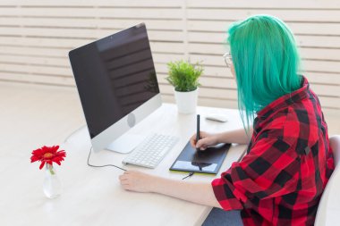 Grafik tasarımcı, insan kavramı - Ofiste çalışan grafik tablet ile genç tasarımcı kadın hipster, yan görünüm