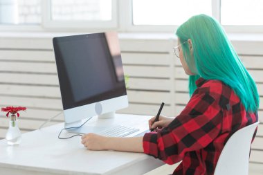 İş, tasarımcı ve animatör kavramı - yeşil saçlı genç kadın illüstratör veya sanatçı grafik tablet, yan görünüm çizer