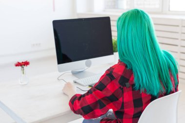 Illustrator, grafik tasarımcı, animatör ve sanatçı kavramı - güzel yeşil saç ve gözlük dizüstü çizim ile yaratıcısı kadın, arka görünüm