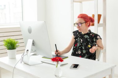 Grafik tasarımcı, insan kavramı - Ofiste çalışan grafik tablet ile genç tasarımcı kadın hipster