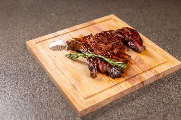 Yemek, lezzetli ve zanaat kavramı - at eti biftek ahşap masanın üzerinde kesme — Stok fotoğraf