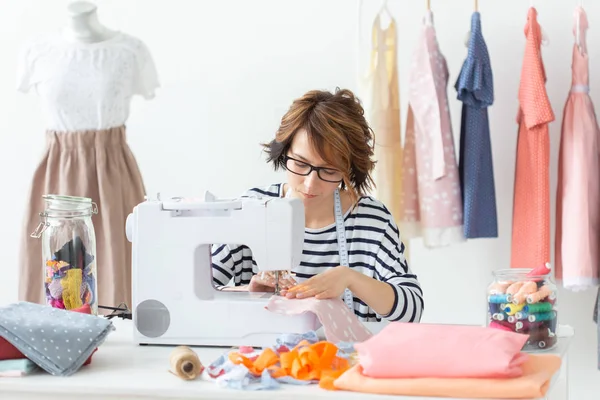 Designer de vêtements, couturière, concept de personnes - designer de vêtements travaillant dans son atelier — Photo