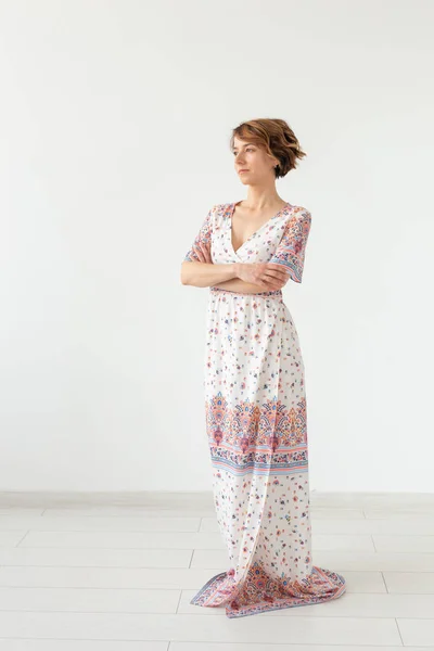 Молодая женщина в летнем платье, дизайнер одежды на белом фоне — стоковое фото