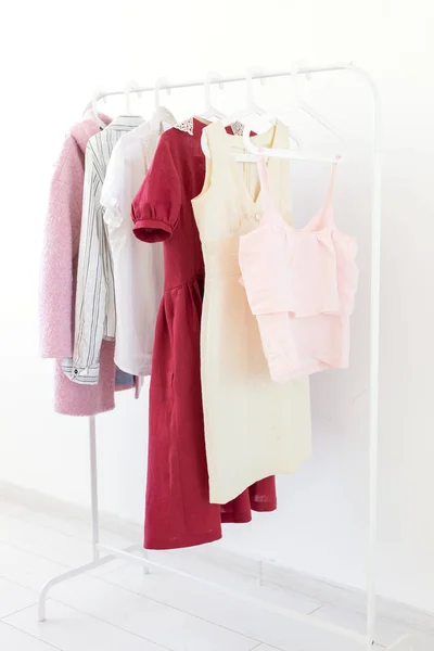 Oděvy, výtvarného designu a malých podniků koncept-spousta šatů je na věšáku — Stock fotografie