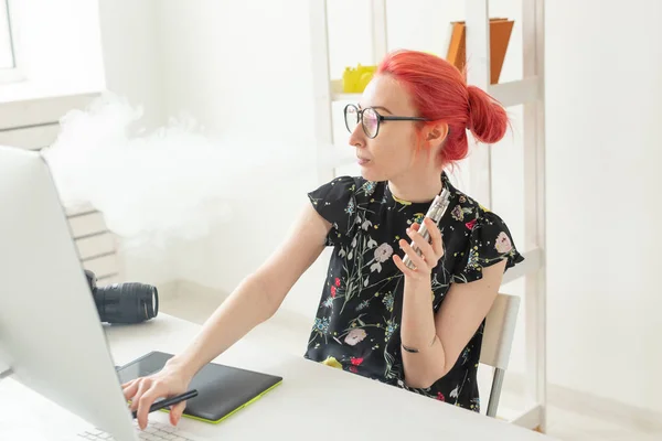 Kreative, Grafikdesignerin, People-Konzept - junge kreative Frau raucht Vape, während sie an einem Grafik-Tablet arbeitet — Stockfoto