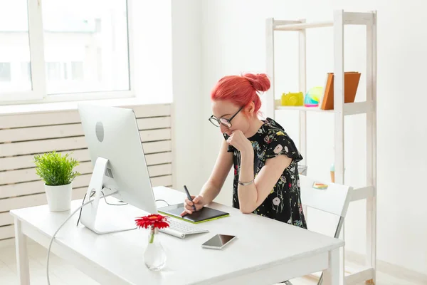 Designer, creativo, concetto di persone - designer donna capelli rossi che fa un progetto su un tablet grafico — Foto Stock