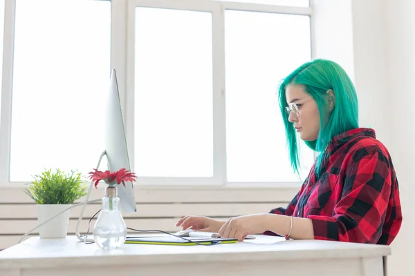 Illustratore, graphic designer, animatore e artista concetto - creatore donna con bellissimi capelli verdi e occhiali disegno nel computer portatile — Foto Stock