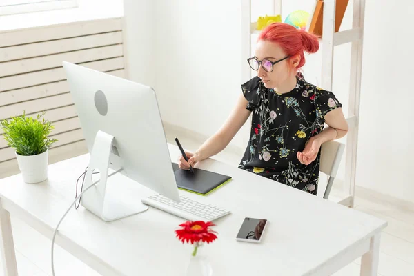 Illustratorin, Kreative, Webdesign-Konzept - Grafikerin mit roten Haaren bei der Arbeit — Stockfoto