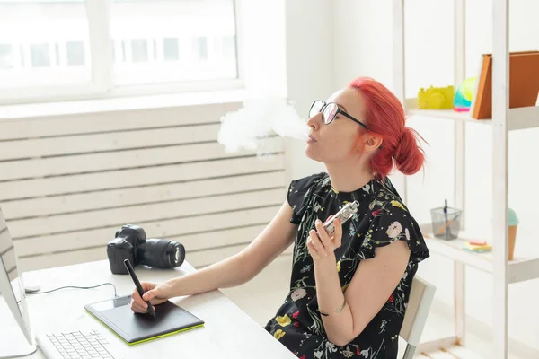 Graphic designer concept - Grafica femminile che lavora al computer mentre usa il tablet grafico alla scrivania in ufficio e fuma un vaporizzatore — Foto Stock
