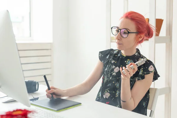 Kreative, Grafikdesignerin, People-Konzept - junge kreative Frau raucht Vape, während sie an einem Grafik-Tablet arbeitet — Stockfoto