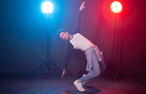 Concepto de danza, hip-hop y reggaeton: joven bailando sobre las luces . — Foto de Stock