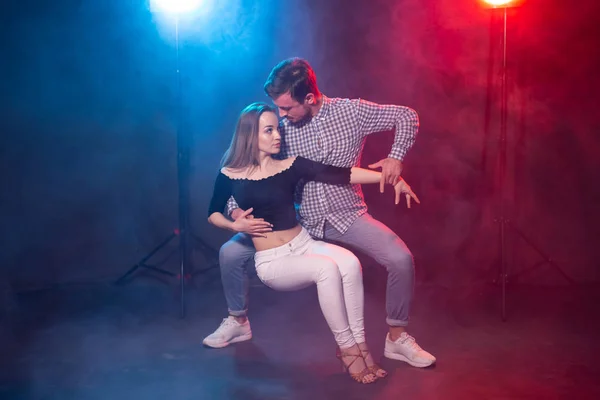 Concepto de baile social, kizomba, salsa y semba - joven hermosa pareja bailando bachata o salsa en la oscuridad —  Fotos de Stock