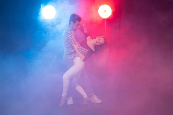 Dança social, kizomba, salsa e semba conceito - jovem belo casal bachata dança ou salsa no escuro — Fotografia de Stock