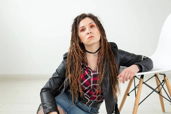 Concepto de moda y belleza: mujer joven y elegante con rastas y maquillaje colorido — Foto de Stock