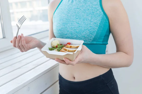 Sport, sano, concetto di persone - Primo piano della ragazza che tiene l'insalata con carne dopo l'allenamento di fitness — Foto Stock