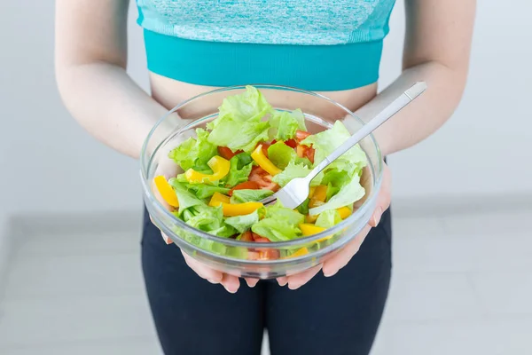 Stile di vita sano e concetto di dieta - Primo piano della donna che mostra un'insalata vegetariana — Foto Stock