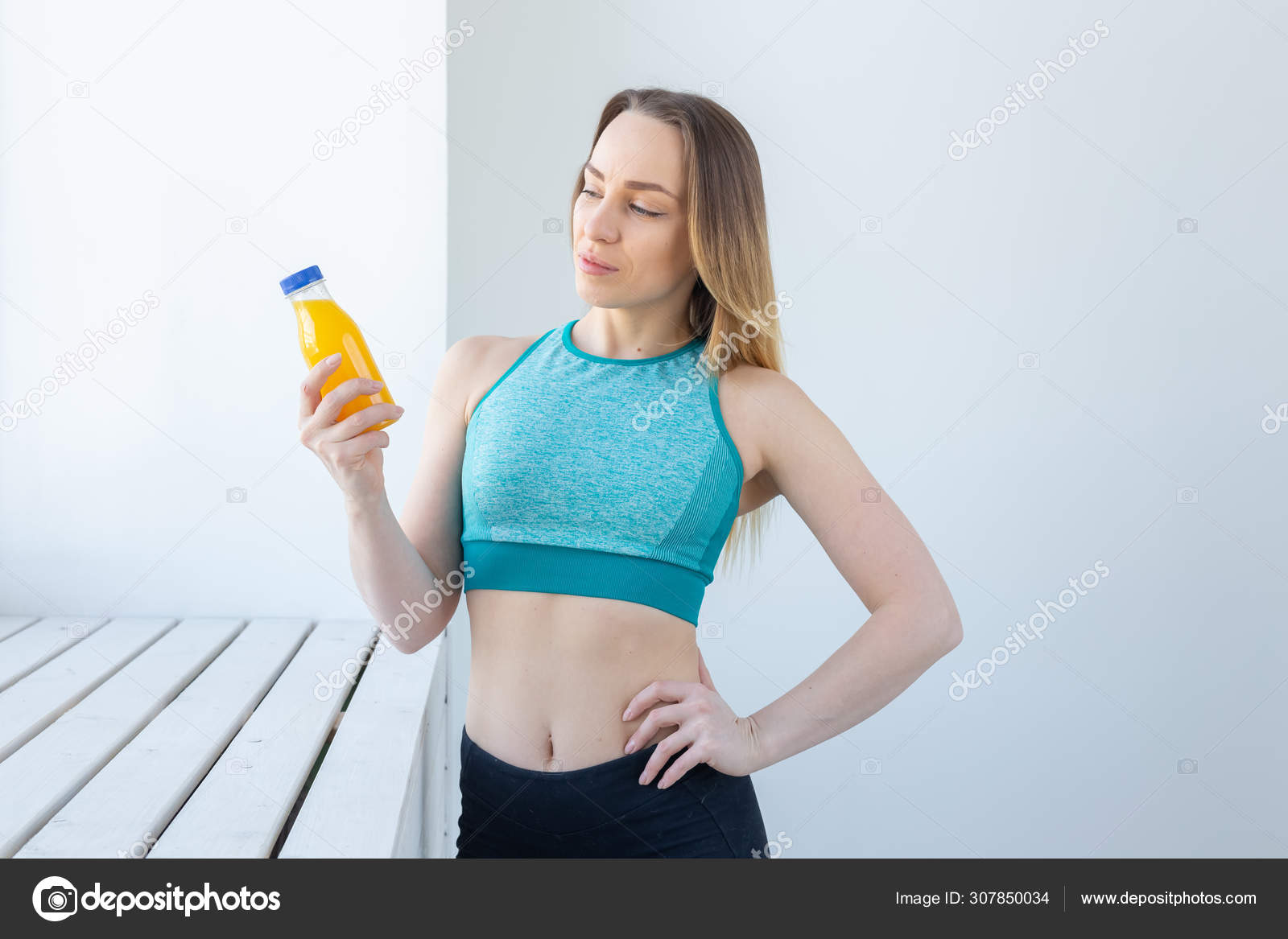 Gesunde Lebensweise Ernahrung Und Vitamine Fitness Frau Mit Saft Stockfoto C Satura 307850034