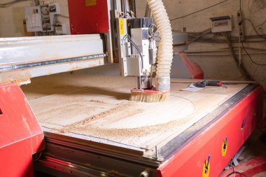 mobilya fabrikası, Küçük Ölçekli Şirketler, iş konsepti - Elektrikli fırça üzerine ahşap Kazık