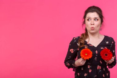 Duygular, çiçekler ve insan kavramı - Mutlu kadın kopya alanı ile pembe arka plan üzerinde gerbera çiçekleri ile eğlenmek