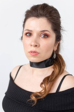 Gotik, makyaj, moda ve insan kavramı - Beyaz saçlı ve beyaz arka planda kırmızı dudaklar ile genç şık güzel kadın