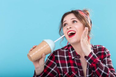 Gıda, diyet ve eğlenceli konsept - kahve cam ile pin-up tarzında kadın