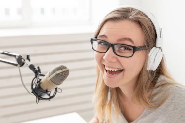 Blogger, radyo sunucusu ve insan kavramı - Expressive modern Dj kız radyo, yakın çekim çalışan
