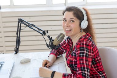 Radyo, bloglama, podcasting kavramı - radyoda yakın çekim kadın sunucusu