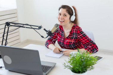 Radyo sunucusu, bloglama, yayın konsepti - genç kadın radyo da çalışıyor