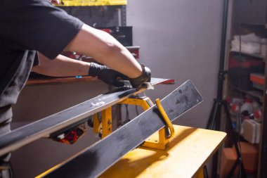 Onarım, servis ve insan kavramı - bir parafin sürtünme tarafından kayak tamir bir adam