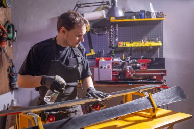 Atölye kayak servisi kayak tamir iş elbise tamircisi bir adam