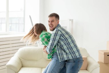Çiftlerin olumsuz duygular, istismar ve aile mücadele kavramı. Karı koca kavga ve anlamlı bağırma, birbirlerini dövme ve duygusal çift bir tartışma ya da evde kavga sahip