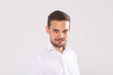 Beyaz arka planda izole edilmiş genç sıradan erkek portresi