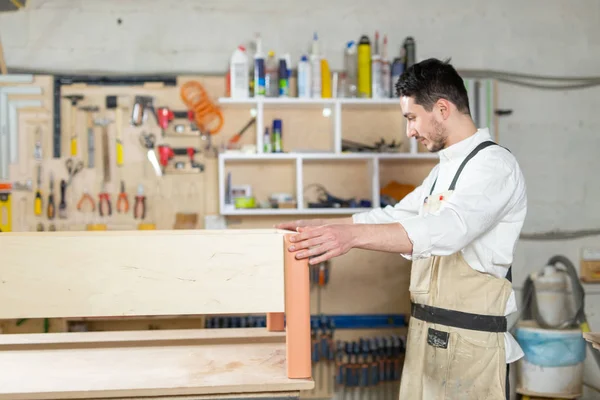 Fábrica de muebles, pequeñas empresas de tamaño, concepto de negocio trabajador del hombre en la producción de muebles —  Fotos de Stock