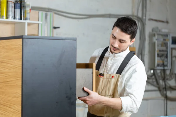 Möbelfabriken och små och medelstoraföretag Concept-man samlar möbeldetaljer — Stockfoto