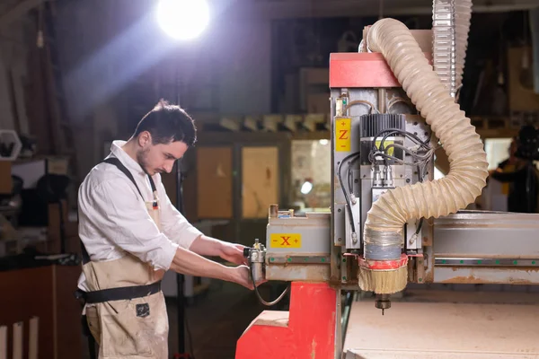 Fábrica de muebles, pequeñas empresas de tamaño y el concepto de la gente grave concentrado guapo barbudo trabajador de la fábrica de muebles — Foto de Stock