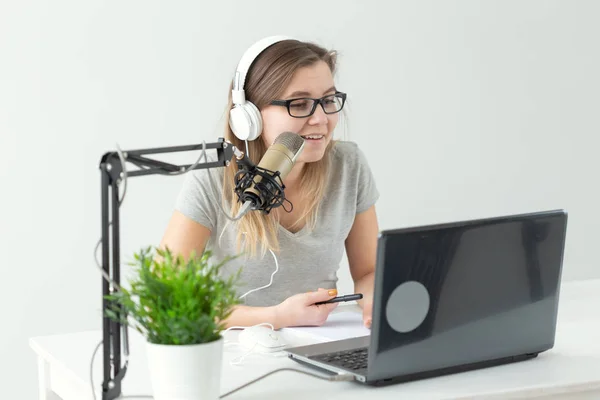 Blogger, streamer y concepto de radiodifusión - mujer joven DJ trabajando en la radio . — Foto de Stock