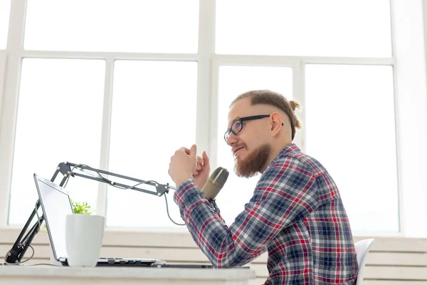 Radio, DJ, blogowanie i ludzie koncepcja-uśmiechnięty człowiek siedzi przed mikrofonem, host w radio — Zdjęcie stockowe