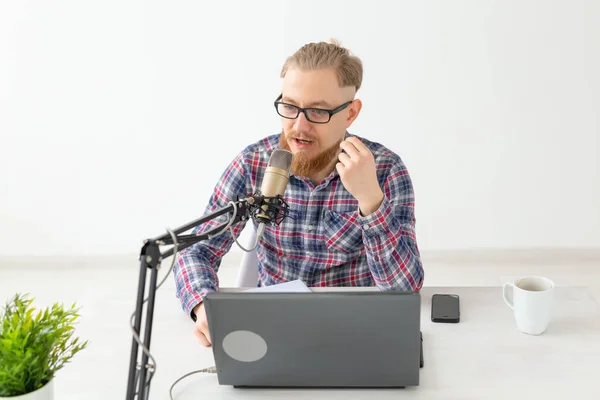 Radio, DJ, blogging y el concepto de la gente - Sonriente hombre sentado frente al micrófono, host en la radio — Foto de Stock