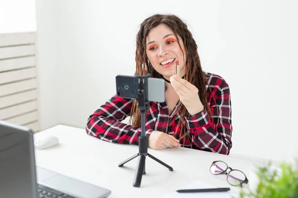 Blogging, vlog and people concept - woman beauty blogger making video about cosmetics — Stock Photo, Image