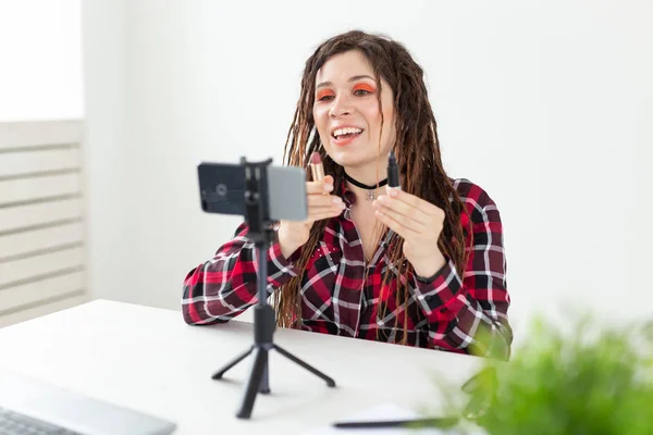 博客，博客和化妆品的概念 - 年轻女子博客谈论关于黑色口红的相机 — 图库照片