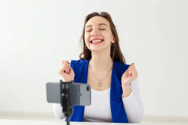 Bloggen, uitzending en People concept-Woman blogger praat met de camera voor haar toeschouwers — Stockfoto