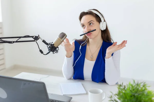 Radio host concept - Portrait of funny woman radio presenter with headphones — Stock Photo, Image